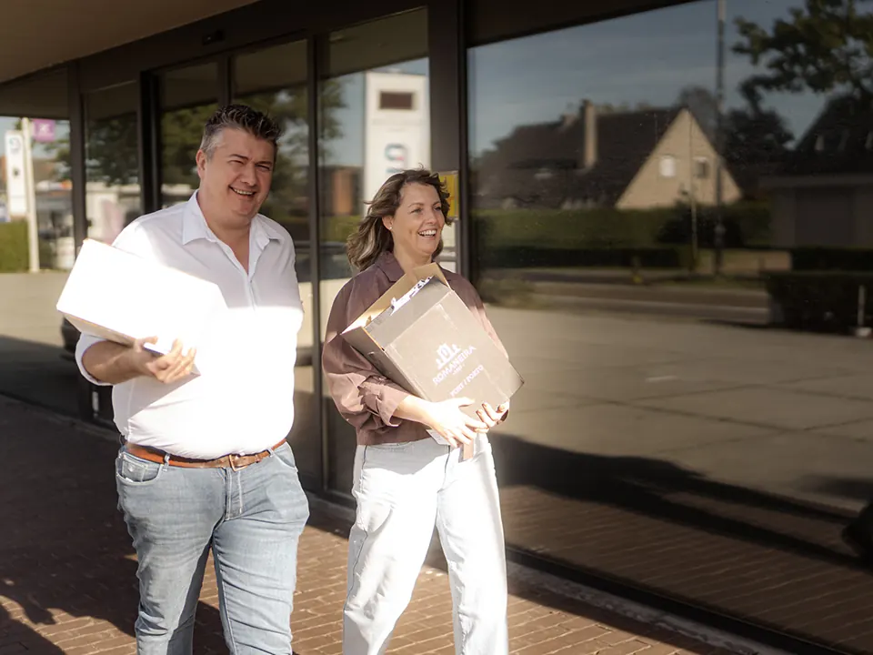De oprichters van Vinoraya dragen wijndozen voor een winkelpand